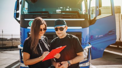 Diebe auf den Autobahnen - Statistiken und Fakten zur Bedrohung für Unternehmen: Frau und Mann vor LKW