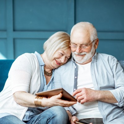 Rentenlücke: Ein Rentnerpaar auf der Couch