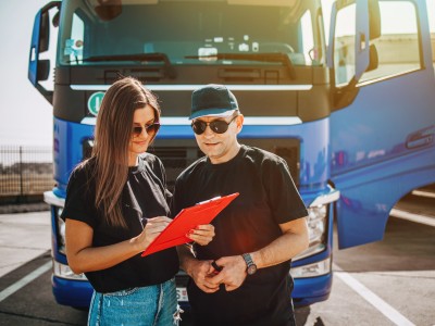 Diebe auf den Autobahnen - Statistiken und Fakten zur Bedrohung für Unternehmen: Frau und Mann vor LKW