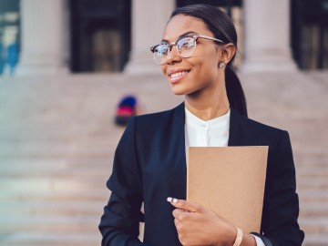 Verbranntes Geld, exklusive Partnerwahl & Pizzeria-Einbrecher - Kuriose Gerichtsurteile: Frau steht vor Gerichtsgeb&auml;ude