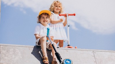 Versicherung kinderleicht? : Zwei Kinder sind mit ihren Scootern in der Halfpipe