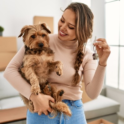 Das müssen Sie sich nicht gefallen lassen - 8 ungültige Klauseln im Mietvertrag: Frau zeigt ihrem Hund den neuen Wohnungsschlüssel