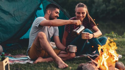 Freies Campen in Europa – erlaubt oder nicht?: Junges Paar beim freien Camping in der Natur