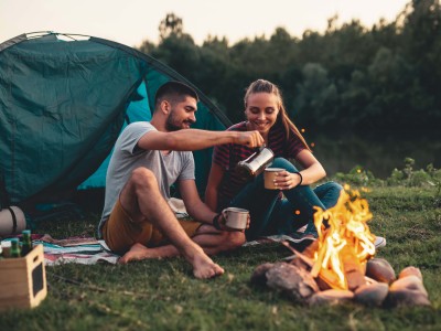 Freies Campen in Europa – erlaubt oder nicht?: Junges Paar beim freien Camping in der Natur