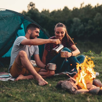 Freies Campen in Europa – erlaubt oder nicht?: Junges Paar beim freien Camping in der Natur