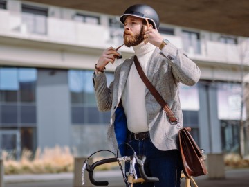 Helm auf, Risiko runter - Warum ein Fahrradhelm und Sporthelm mehr als nur eine gute Idee ist: Mann steht mit seinem Rennrad und macht 