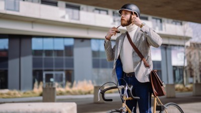 Helm auf, Risiko runter - Warum ein Fahrradhelm und Sporthelm mehr als nur eine gute Idee ist: Mann steht mit seinem Rennrad und macht 