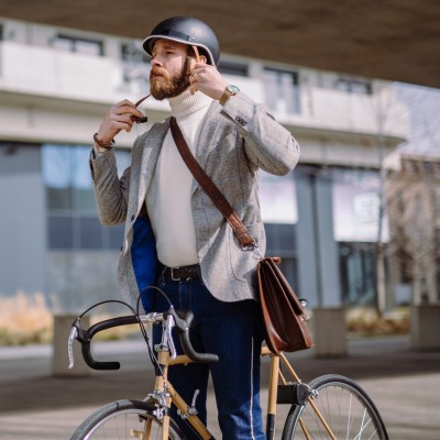 Helm auf, Risiko runter - Warum ein Fahrradhelm und Sporthelm mehr als nur eine gute Idee ist: Mann steht mit seinem Rennrad und macht 