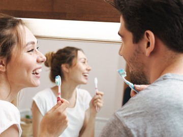 Paar putzt sich die Zähne