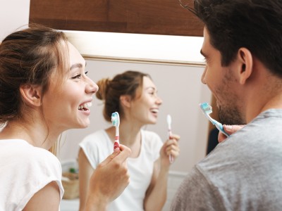 Zähne aufhellen mit Hausmitteln - Mythos oder natürliche Wunderwaffe?: Paar putzt sich die Zähne