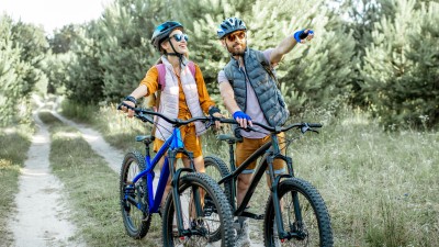 Gut ausgerüstet aufs Mountainbike: Frau und Mann auf Mountainbike