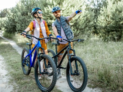 Gut ausgerüstet aufs Mountainbike: Frau und Mann auf Mountainbike