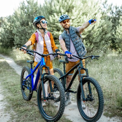 Gut ausgerüstet aufs Mountainbike: Frau und Mann auf Mountainbike