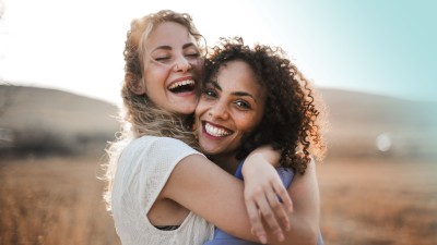 Zum Weltkuscheltag – wie gesund ist eigentlich kuscheln?: Zwei Frauen umarmen sich