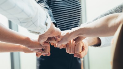 BKV bei der pema elektrotechnik GmbH - Tu Gutes und sprich darüber: Kollegen geben sich einen Fist-bump - BKV funktioniert!