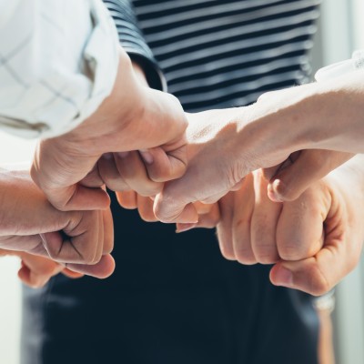 BKV bei der pema elektrotechnik GmbH - Tu Gutes und sprich darüber: Kollegen geben sich einen Fist-bump - BKV funktioniert!