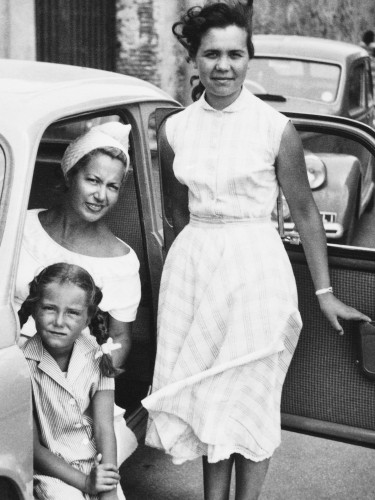 Schwarz-weiß Foto von drei frauen in einem alten Auto