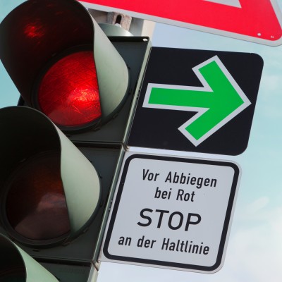 Das bedeutet der grüne Pfeil - Verkehrsregel & Historie