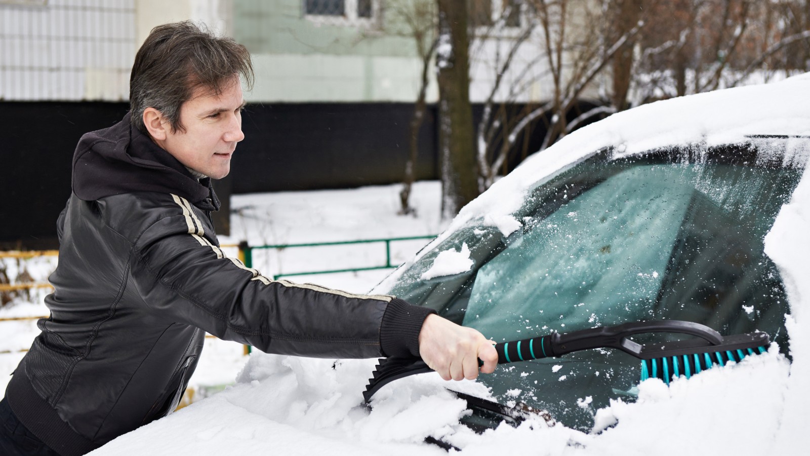 Freie Sicht im Herbst und Winter: Tipps für Autofahrer bei Schnee