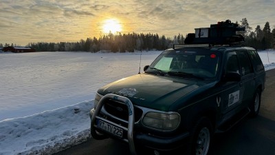 Ein Ford Explorer in einer Winterlandschaft vor einem Sonnenuntergang
