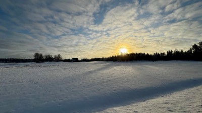 Ein Sonnenuntergang in einer Schneelandschaft