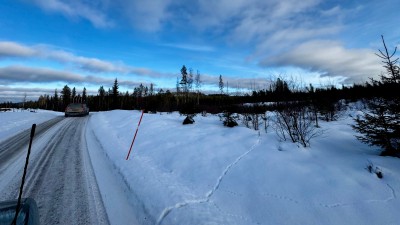 Auf einer verschneiten Stra&szlig;e in einer Schneelandschaft