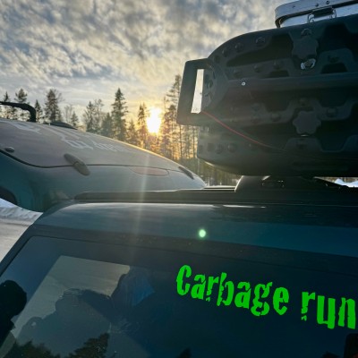 Nahaufnahme auf den Dachbereich des Ford Explorer, Schriftzug: Carbage run