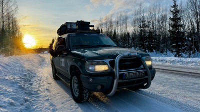 Highway to Hel(sinki) - Per Schrottlaube durch den hohen Norden: Ein Ford Explorer in einer Schneelandschaft