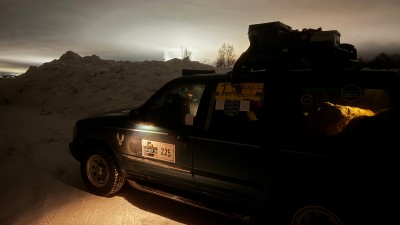 Der Ford Explorer in der Nacht, im Hintergrund eine Felsformation