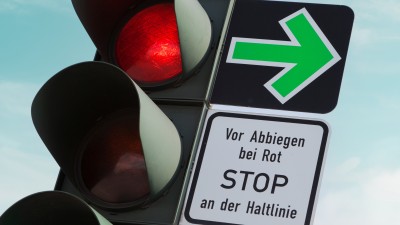 Das bedeutet der grüne Pfeil - Verkehrsregel & Historie