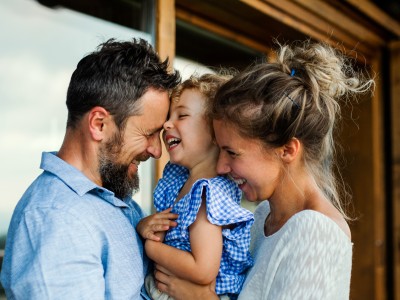 Junge Familie vor einem Tiny House