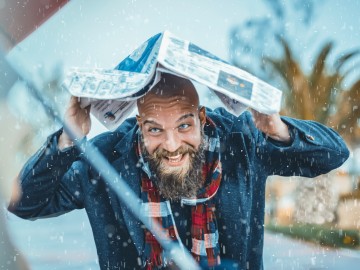 Wie gefährlich sind Blitze tatsächlich?: Mann bedeckt sich mit Zeitung aus Angst vor Unwetter