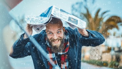 Wie gefährlich sind Blitze tatsächlich?: Mann bedeckt sich mit Zeitung aus Angst vor Unwetter