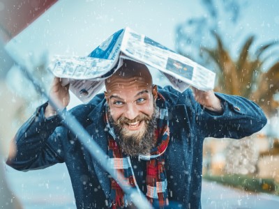 Wie gefährlich sind Blitze tatsächlich?: Mann bedeckt sich mit Zeitung aus Angst vor Unwetter