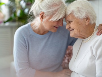 Elternunterhalt - Neues BGH-Urteil zum Selbstbehalt: Ältere Frau in Umarmung mit ihrer erwachsenen Tochter