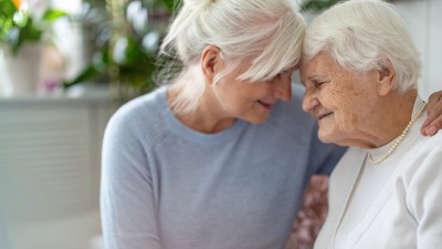 Elternunterhalt - Neues BGH-Urteil zum Selbstbehalt: Ältere Frau in Umarmung mit ihrer erwachsenen Tochter