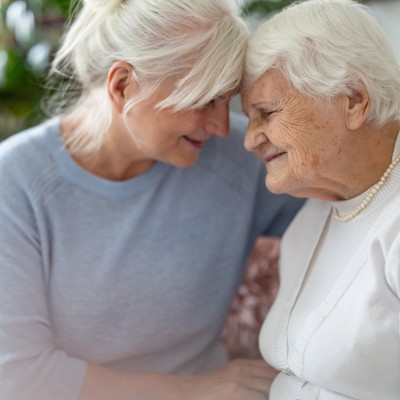 Elternunterhalt - Neues BGH-Urteil zum Selbstbehalt: Ältere Frau in Umarmung mit ihrer erwachsenen Tochter