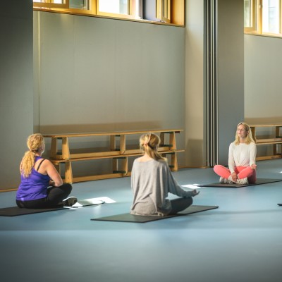 Yoga-Runde mit Mitarbeitenden in der eigenen Sporthalle der W&W