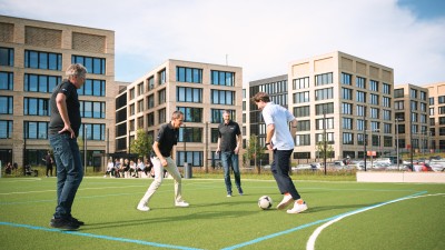Mitarbeiter spielen Fußball auf dem W&W-Außensportplatz