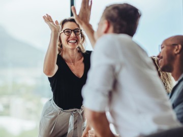 Eine Gruppe von Menschen gibt High Five