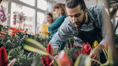 Blumenhandel & Floristik: Blumenh&auml;ndler mit Blumen
