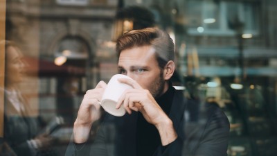 Hotel, Gastronomie, Lebensmittelhandel & Co.: Mann trinkt gen&uuml;sslich seinen Kaffee