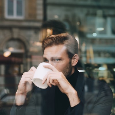 Hotel, Gastronomie, Lebensmittelhandel & Co.: Mann trinkt gen&uuml;sslich seinen Kaffee