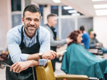 Friseure: Friseur im Friseursalon