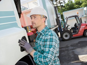 Transportversicherung: Logistik Mitarbeiter steigt in LKW