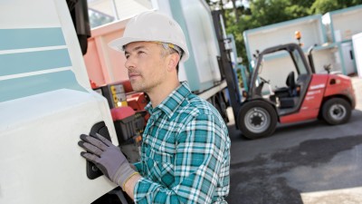 Transportversicherung: Logistik Mitarbeiter steigt in LKW