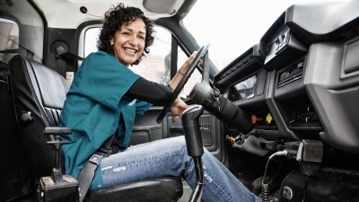 Verkehrshaftungsversicherung: Frau am Steuer eins LKWs