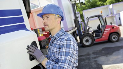 Warentransportversicherung: Fahrer steigt in Lkw