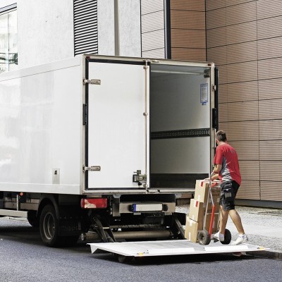 Werkverkehrsversicherung: Mann beladet Lastwagen