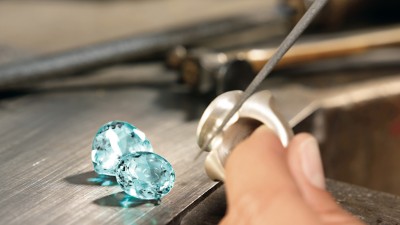 Valorenversicherung: Edelmetallschmied feilt an einen Ring